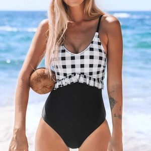 CUPSHE Gingham Ruffle One Piece